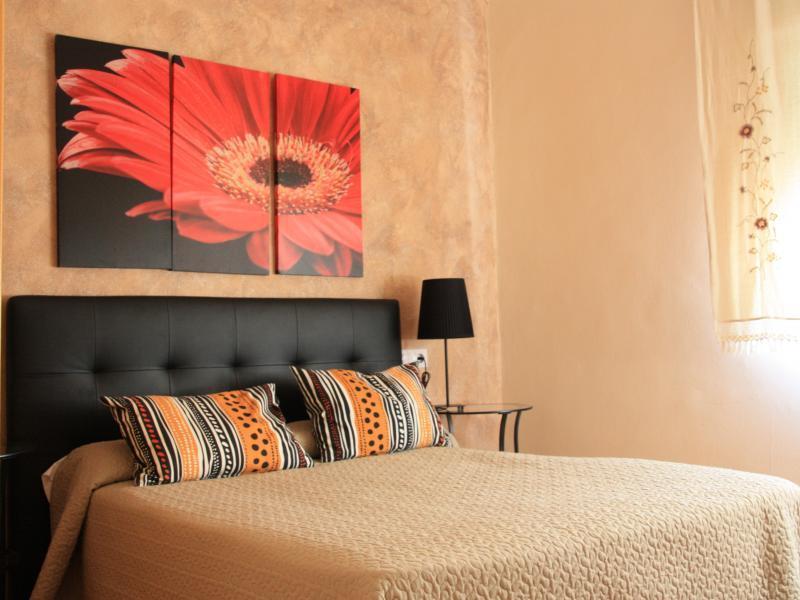 Hostal Rte. Elena Фуэнтес-де-Эбро Номер фото
