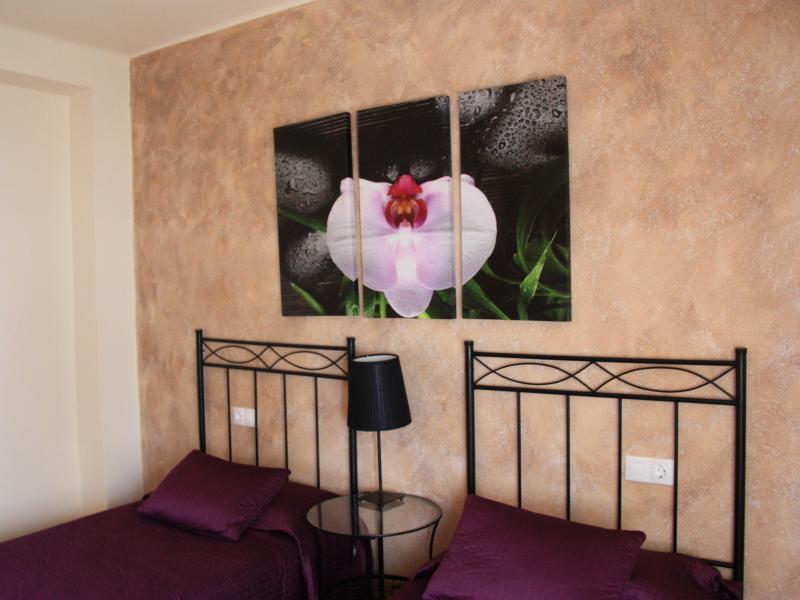 Hostal Rte. Elena Фуэнтес-де-Эбро Номер фото